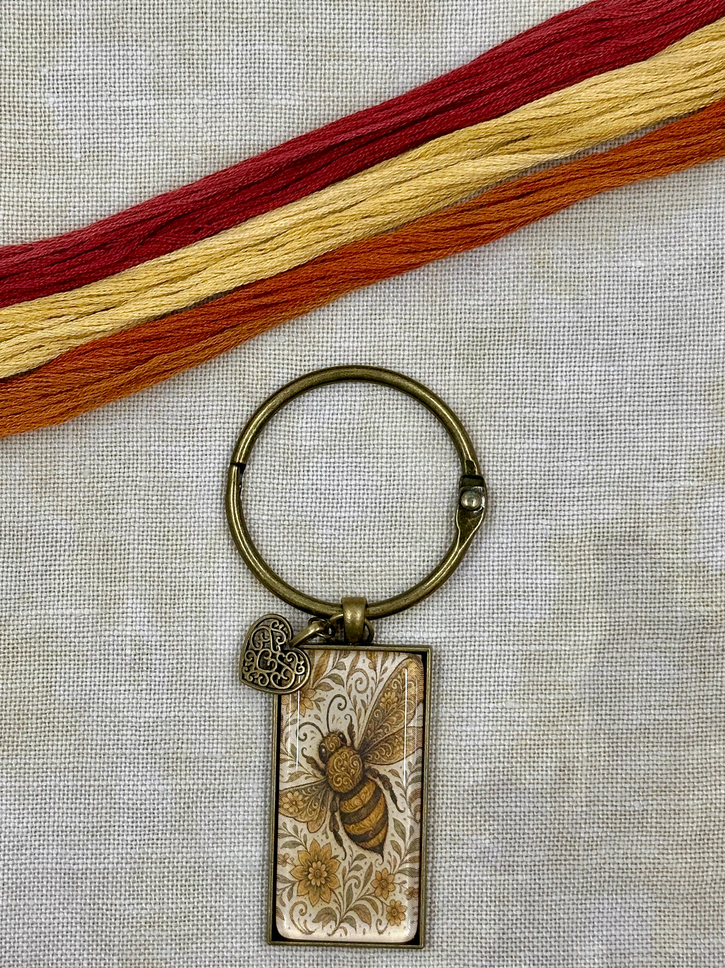 Buzzing Beauty (exclusive)